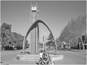 Un símbolo del pueblo es el clásico reloj frente a la estación de trenes en la esquina de los bulevares